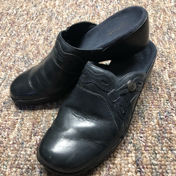 Clark’s Navy Clogs - Picture 2 of 5